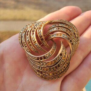 VINTAGE Les Bernard Signed Classic Rhinestone & Gold Tone Swirl Brooch Pin 2"